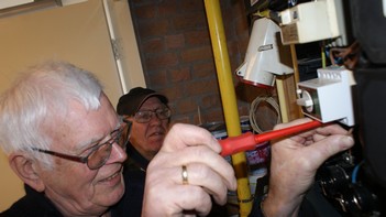 Gert bezig met zijn tweede hobby. Hoe sloop ik een meterkast! helaas was de aardlek defect. Hier lacht hij nog maar dat ging snel over.